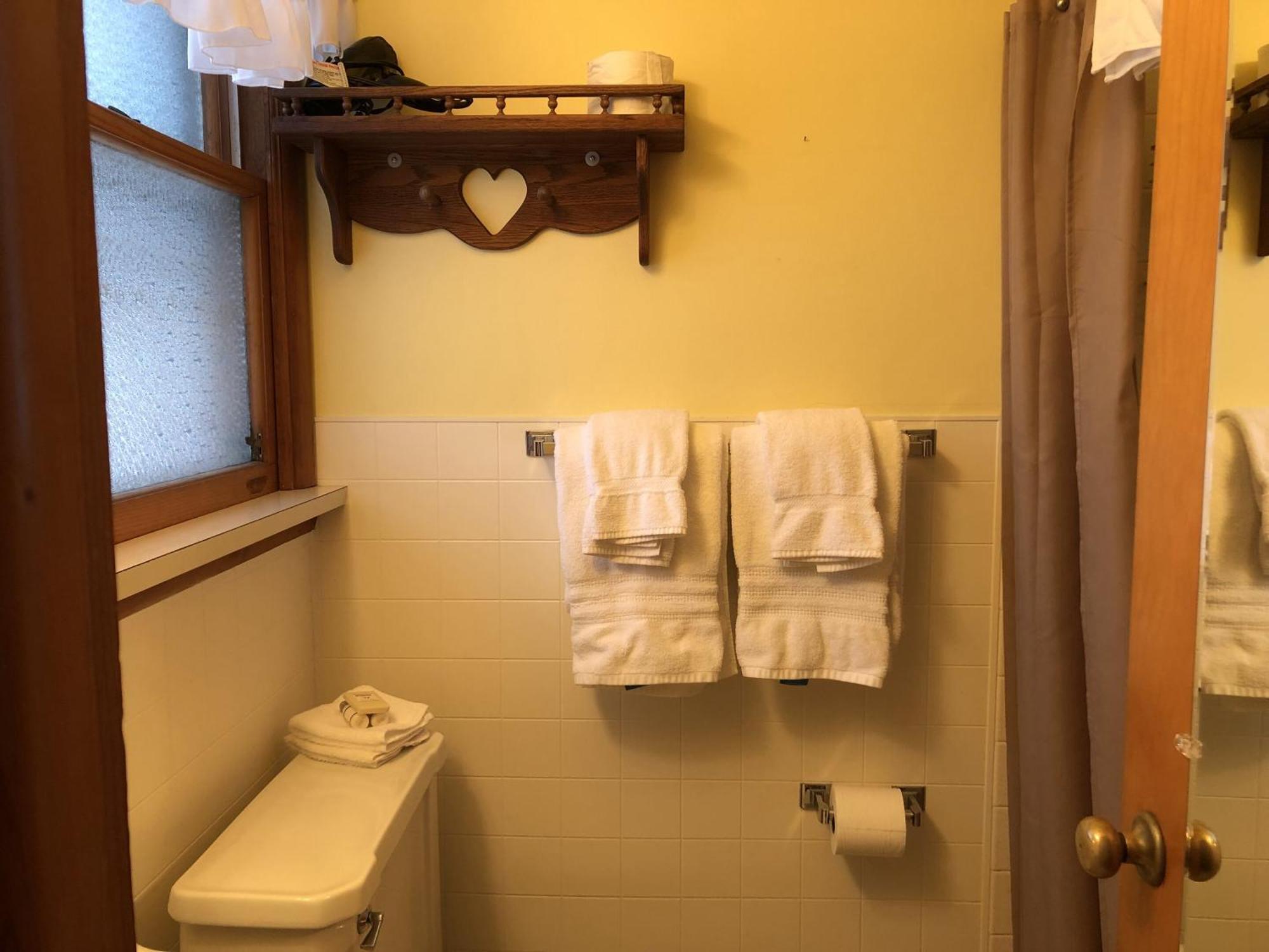 Ludington Blue Spruce Inn Room photo
