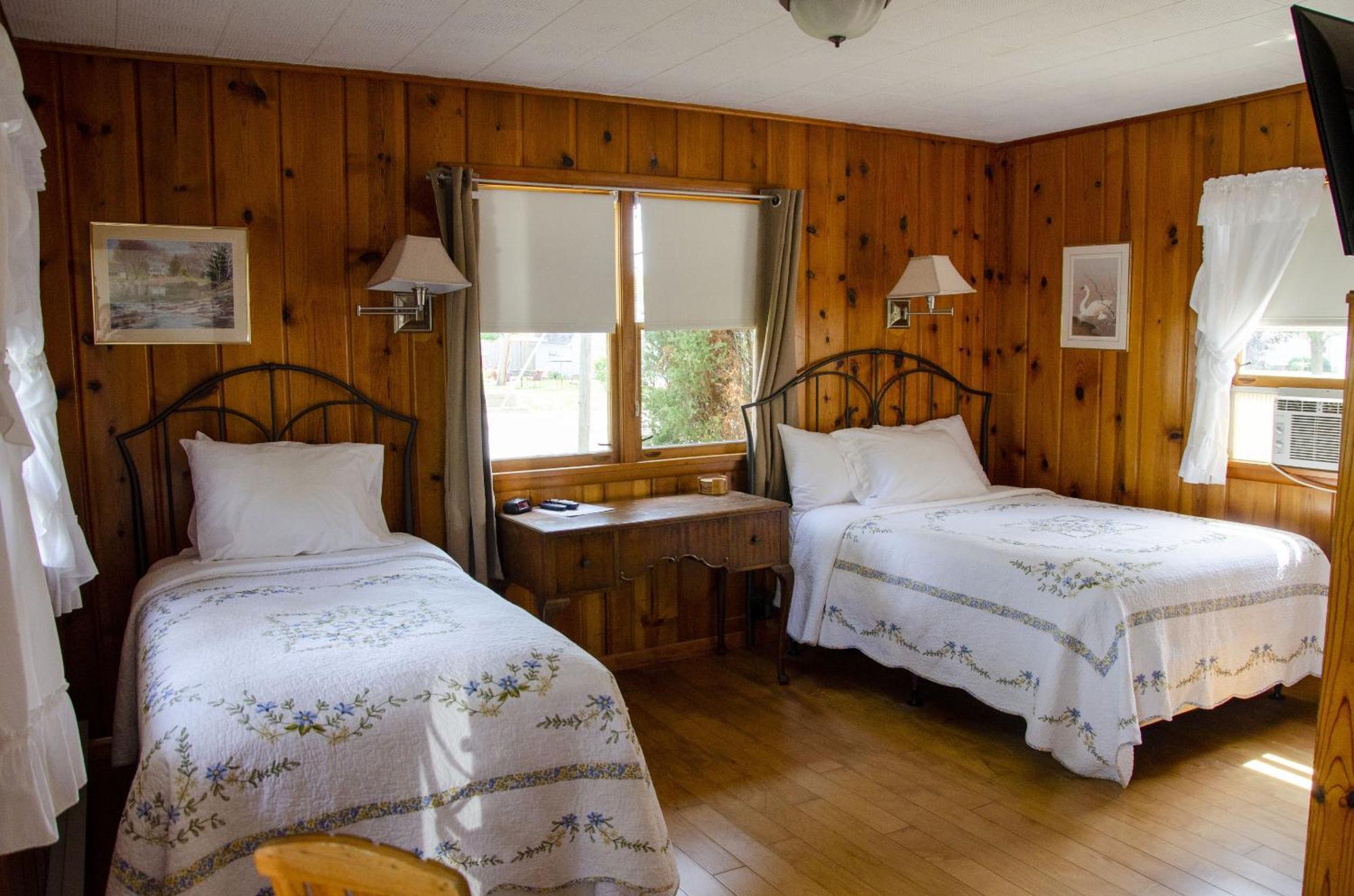 Ludington Blue Spruce Inn Room photo