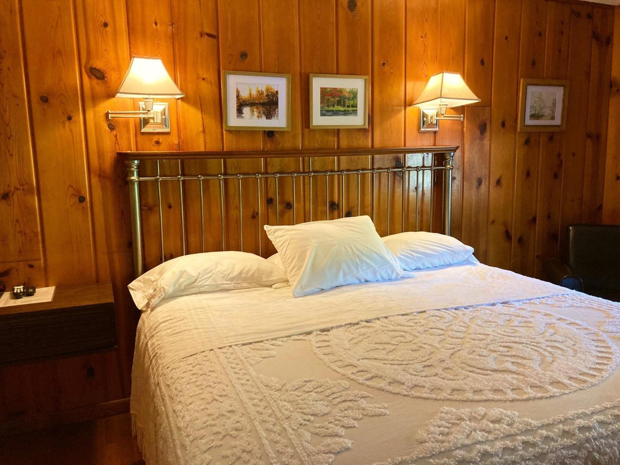 Ludington Blue Spruce Inn Room photo
