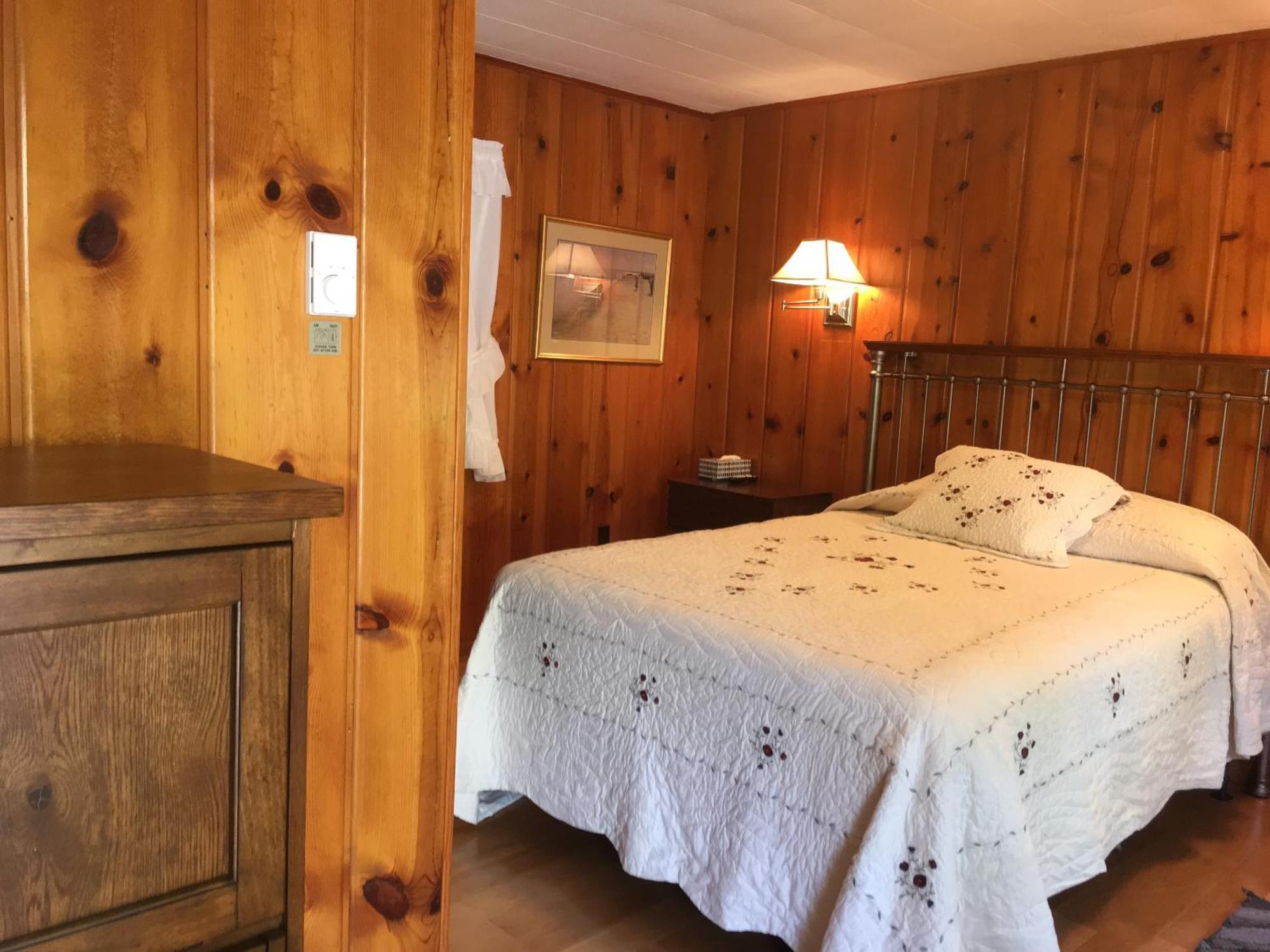 Ludington Blue Spruce Inn Room photo