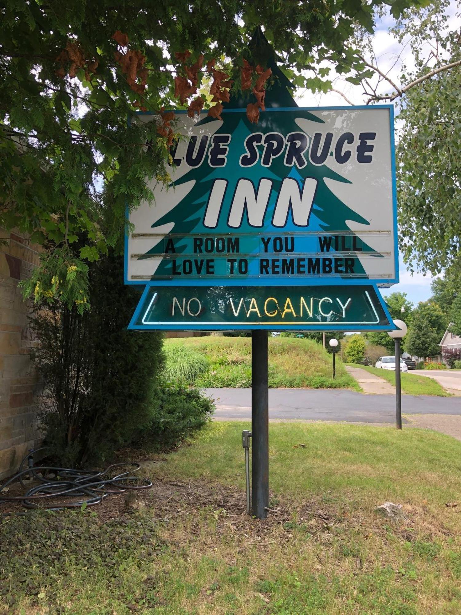 Ludington Blue Spruce Inn Exterior photo