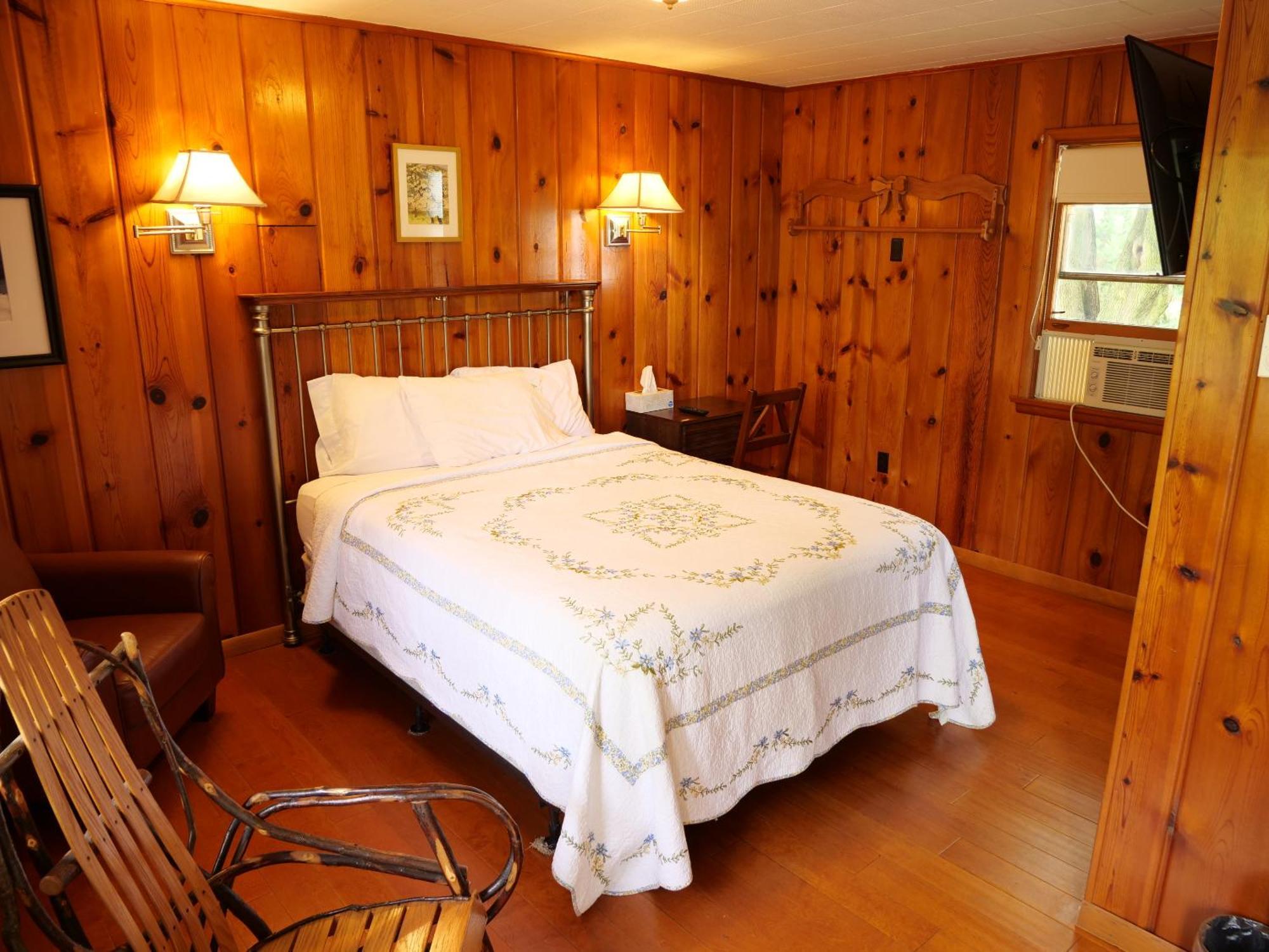 Ludington Blue Spruce Inn Room photo