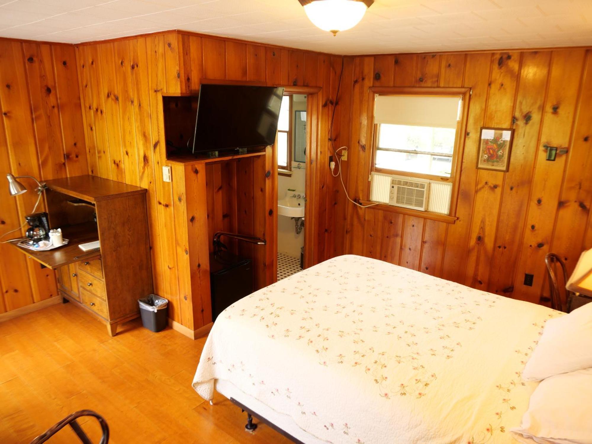 Ludington Blue Spruce Inn Room photo