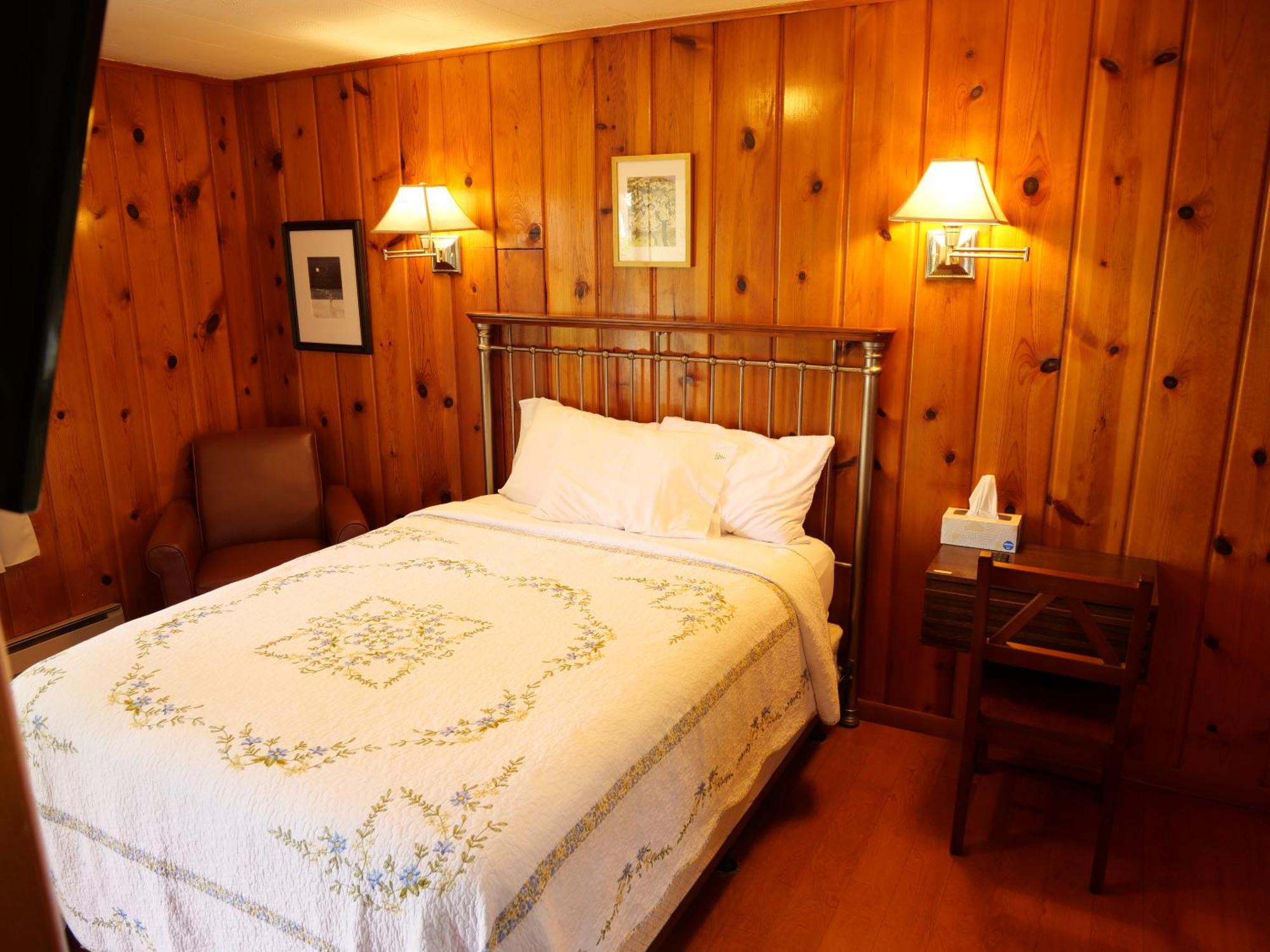 Ludington Blue Spruce Inn Room photo