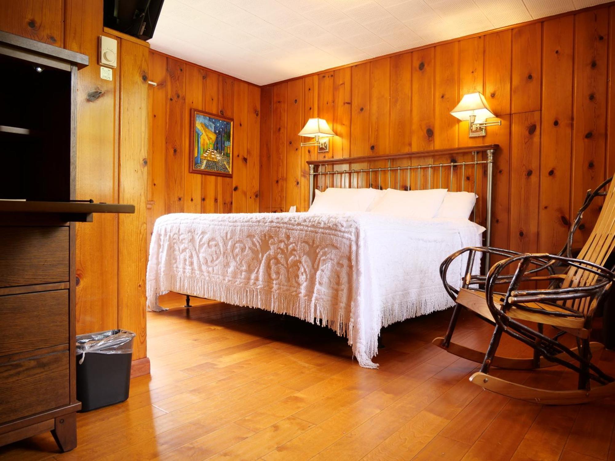 Ludington Blue Spruce Inn Room photo