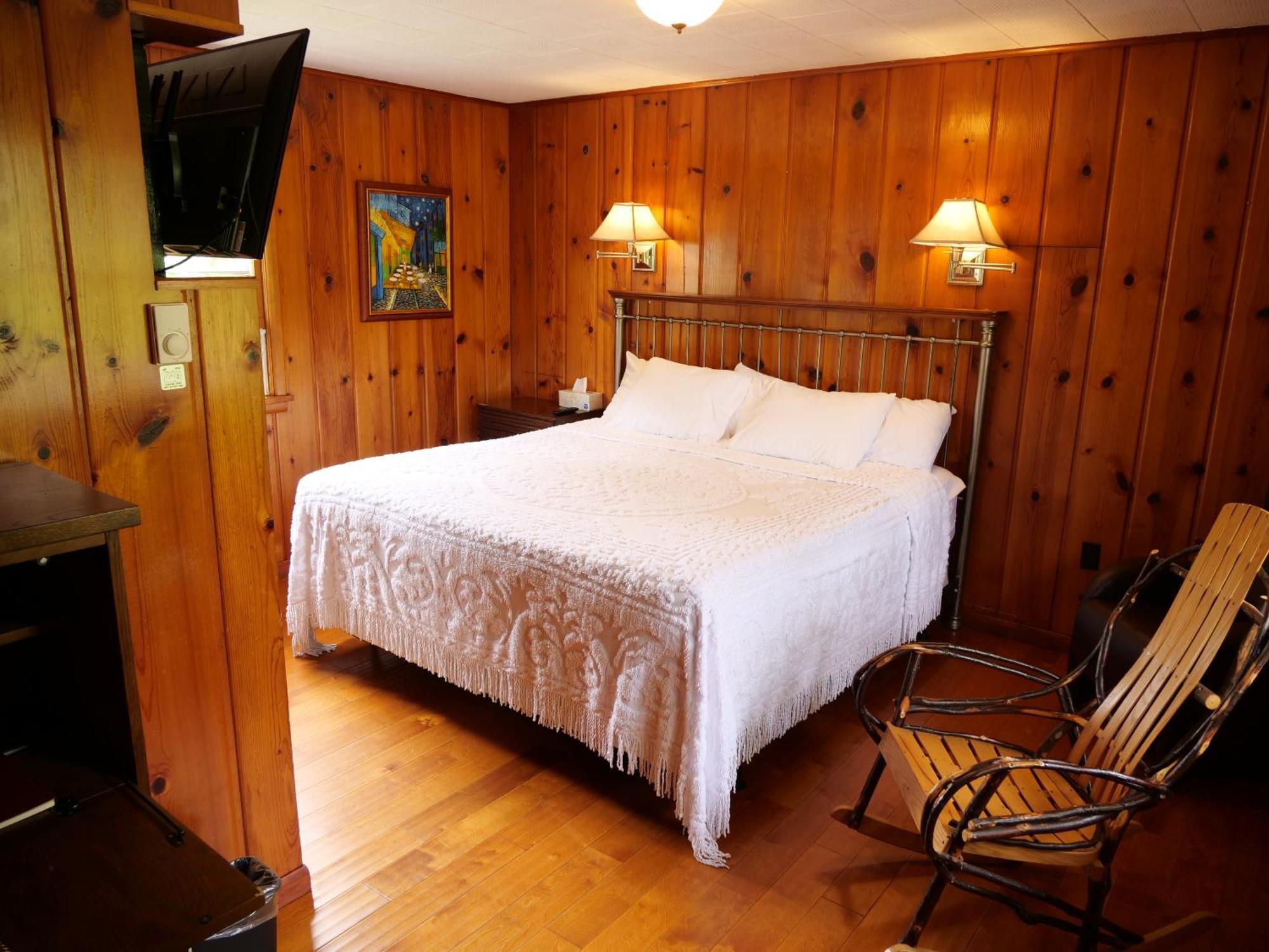 Ludington Blue Spruce Inn Room photo