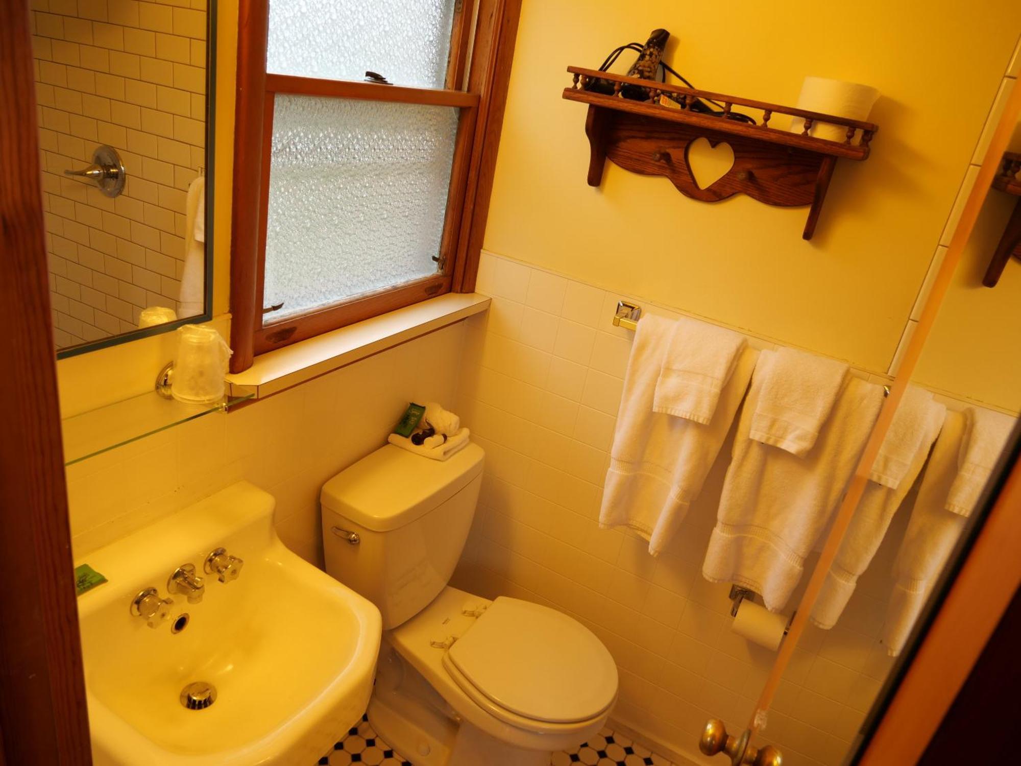 Ludington Blue Spruce Inn Room photo
